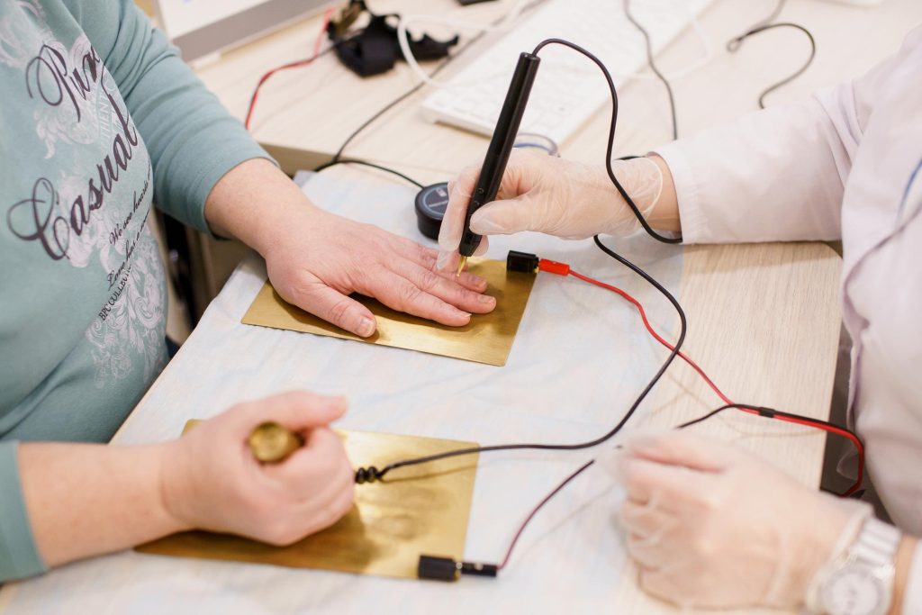 Bioresonanca se izvaja na rokah z sondemi in bakrenimi ploščami